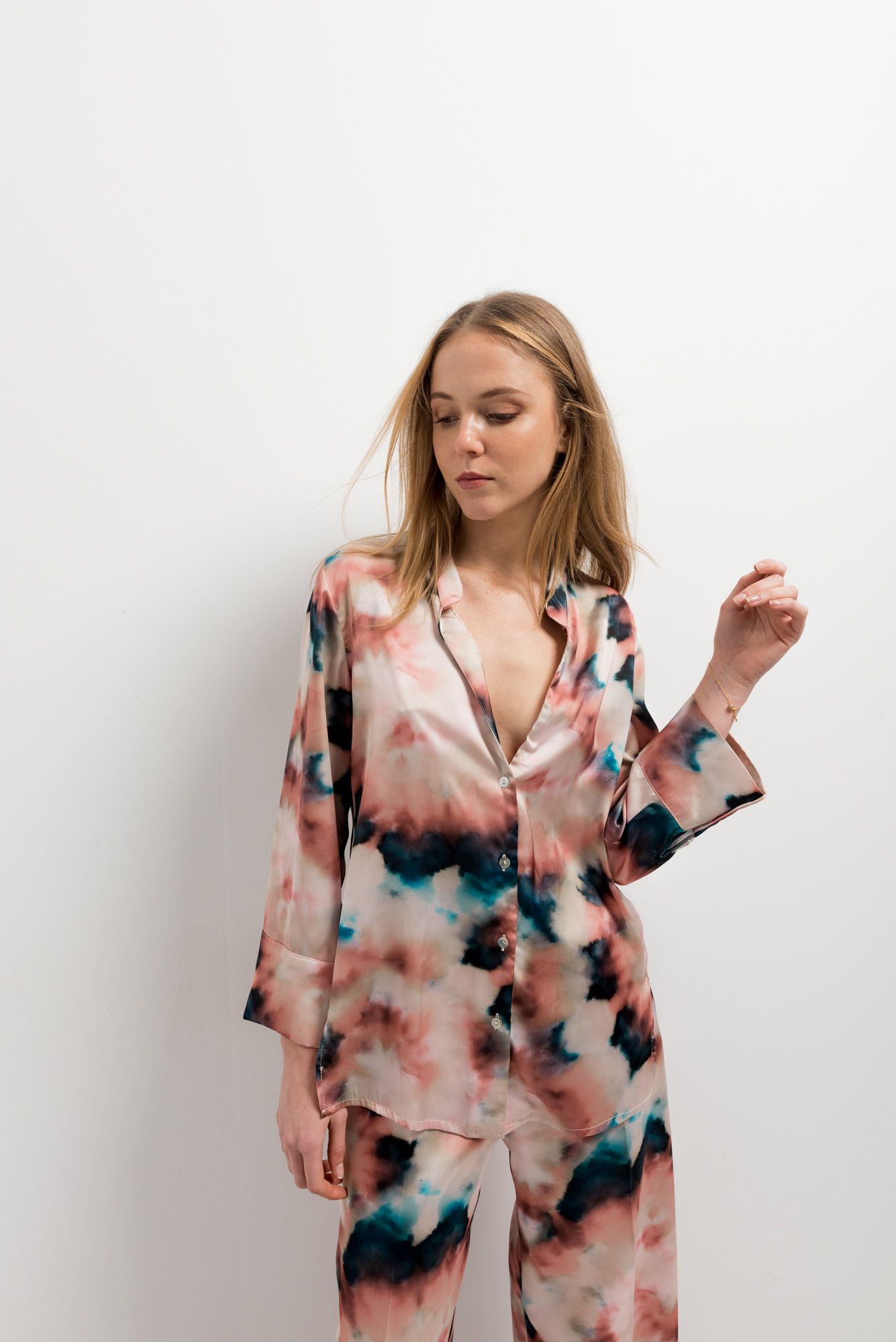 CAMISETA COM ESTAMPA TIE-DYE