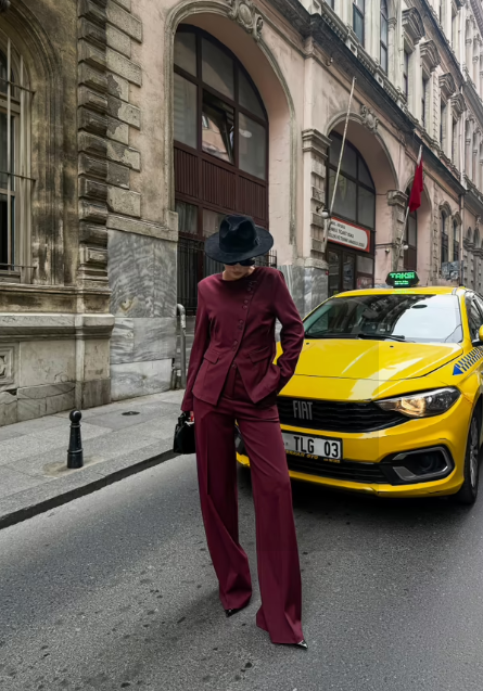 CONJUNTO DE CALÇAS ACOLCHOADOS COM BOTÕES ASSIMÉTRICOS