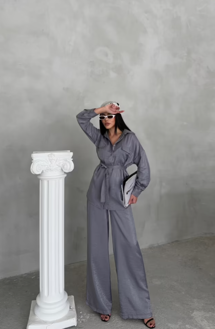 CONJUNTO DE CALÇAS ESCORREGADIAS DE TECIDO PRATEADO