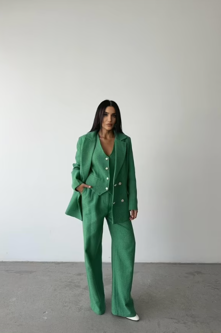 CONJUNTO EM TECIDO TWEED BLAZER, COLETE E CALÇAS