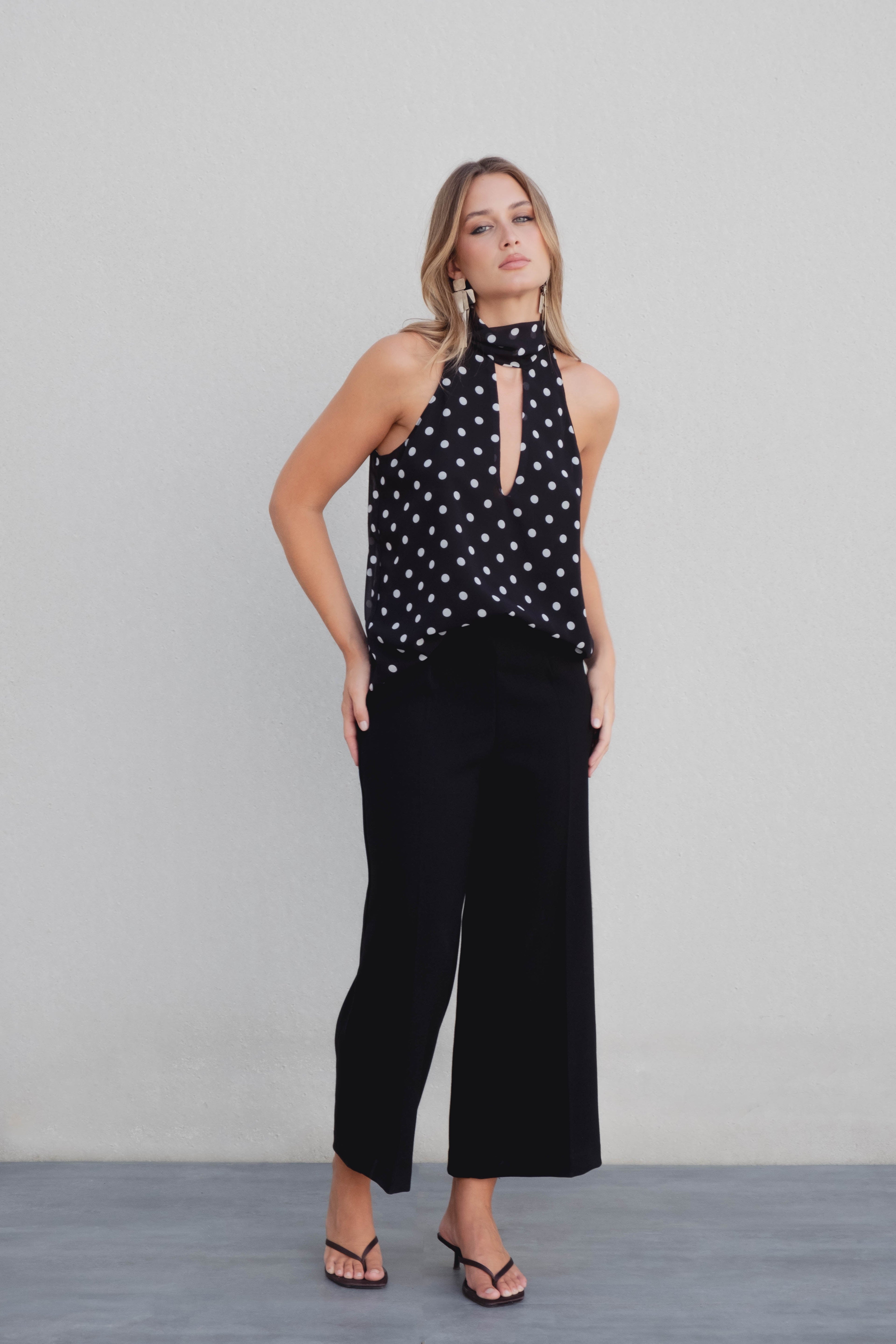 BLUSA DE BOLINHAS COM DETALHES NO ÂNUS