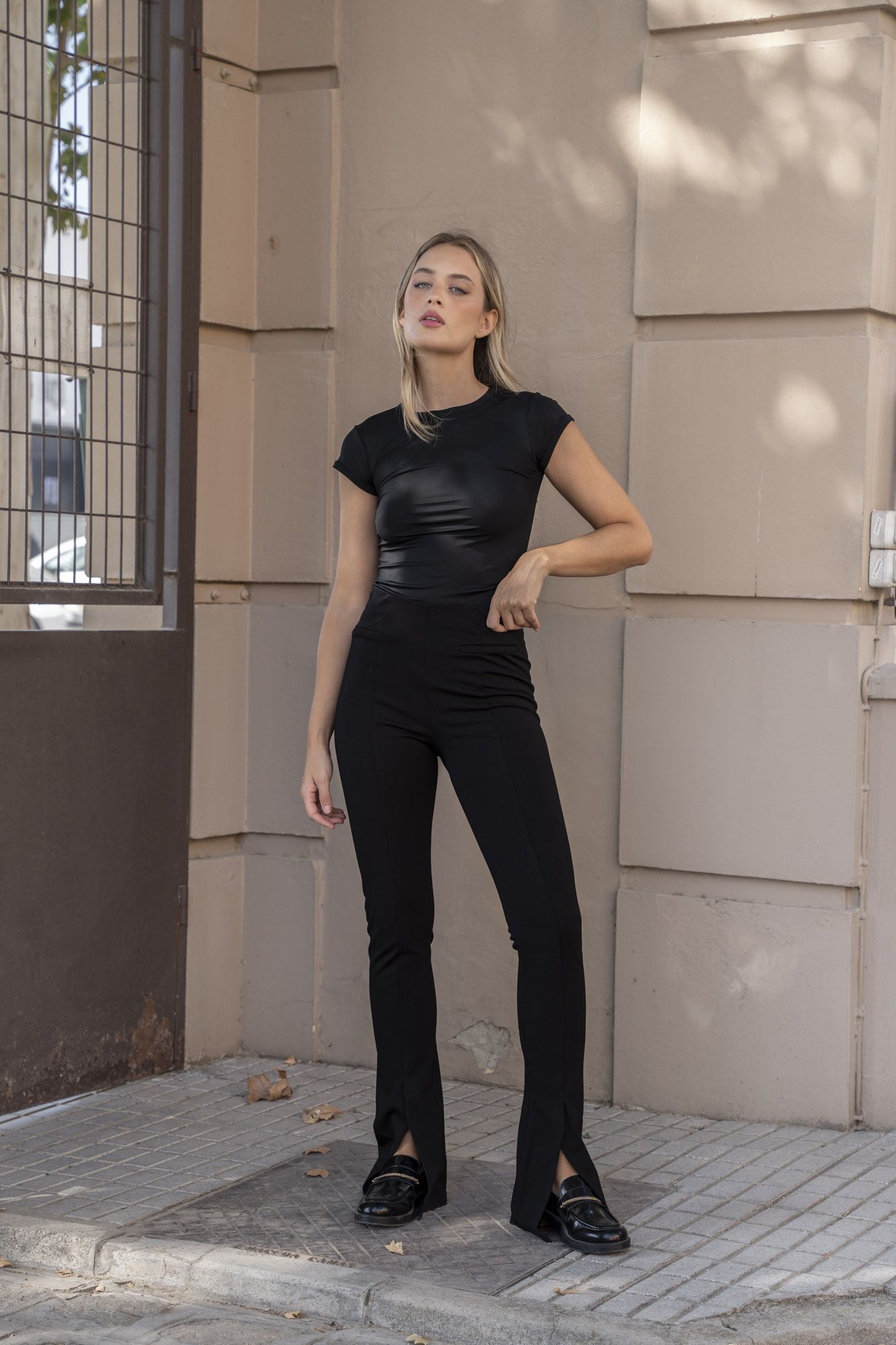 LEGGINGS COM ABERTURA FLARE