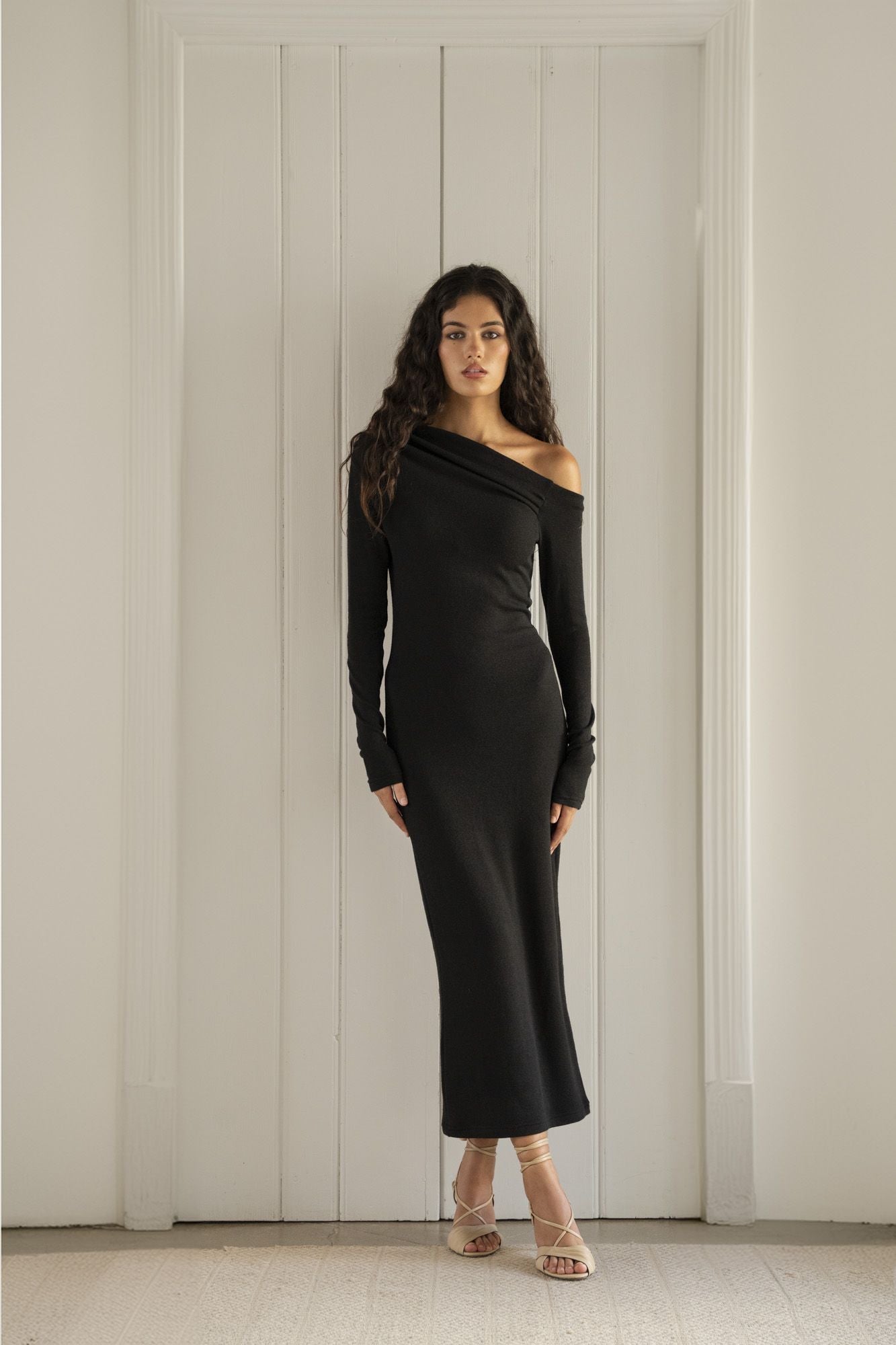 VESTIDO DE MALHA ASSIMÉTRICO