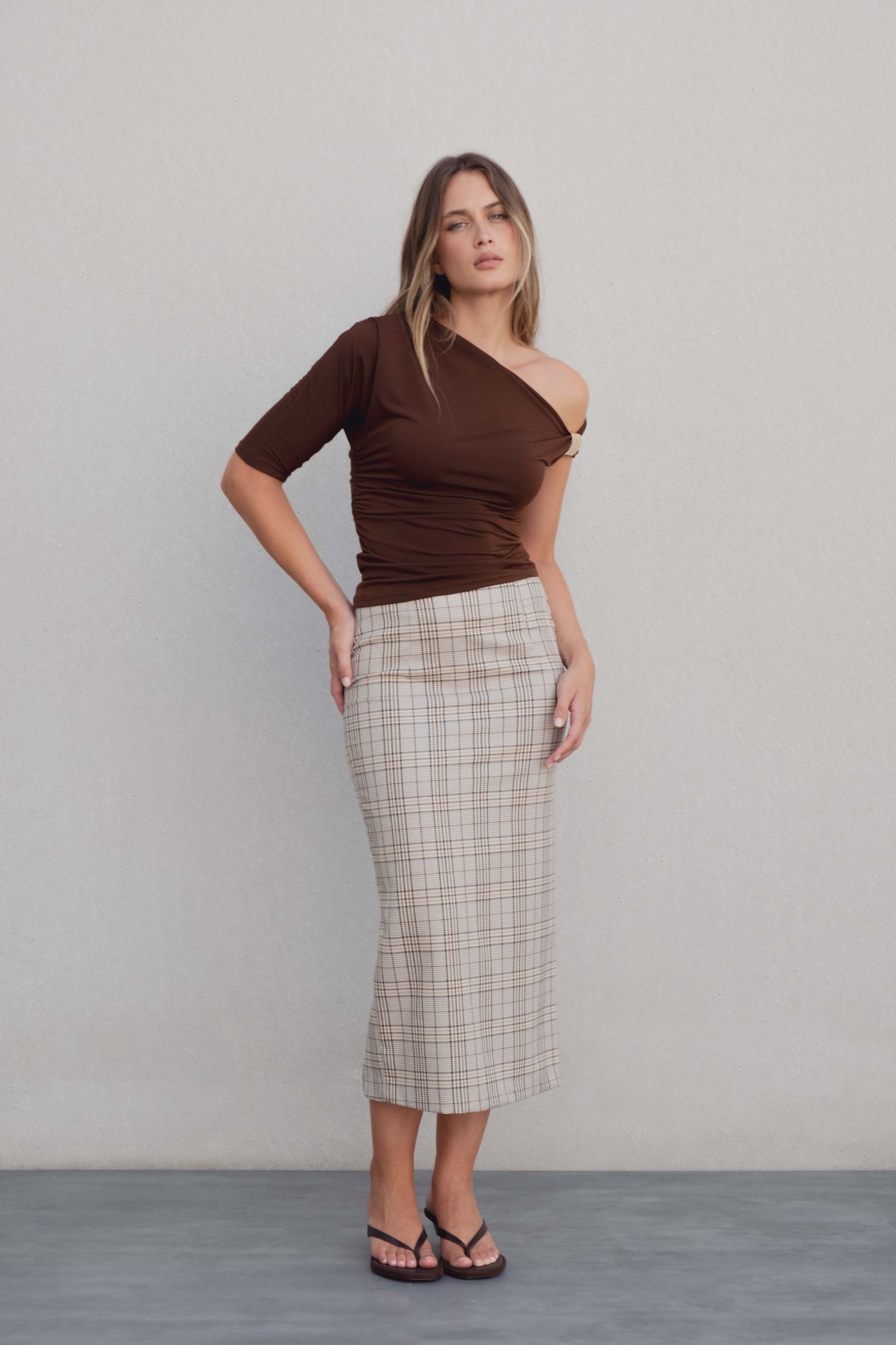 BLUSA COM APLIQUE SUPERIOR ASSIMÉTRICO