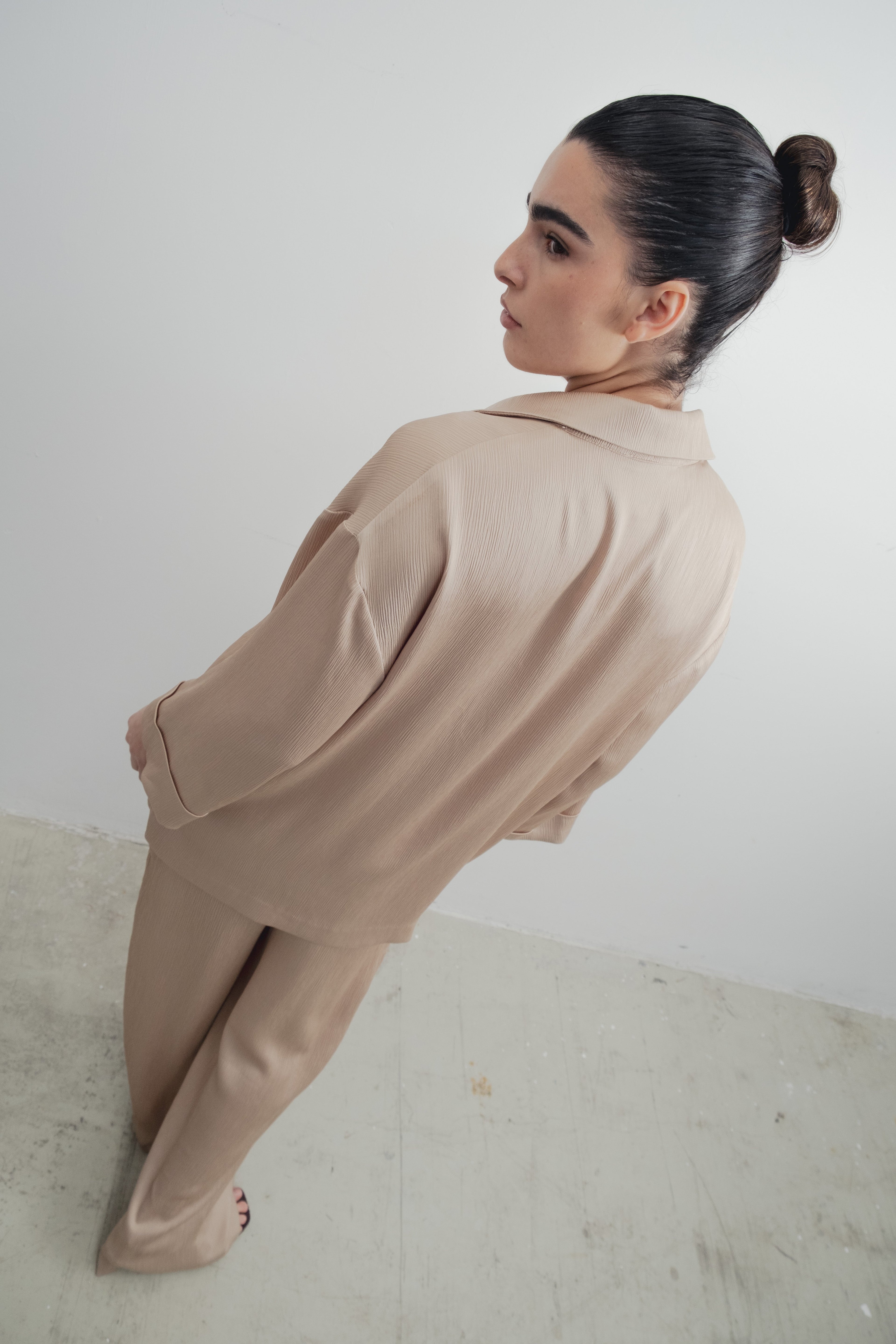 CONJUNTO BLAZER E CALÇA FLUIDA DE CETIM