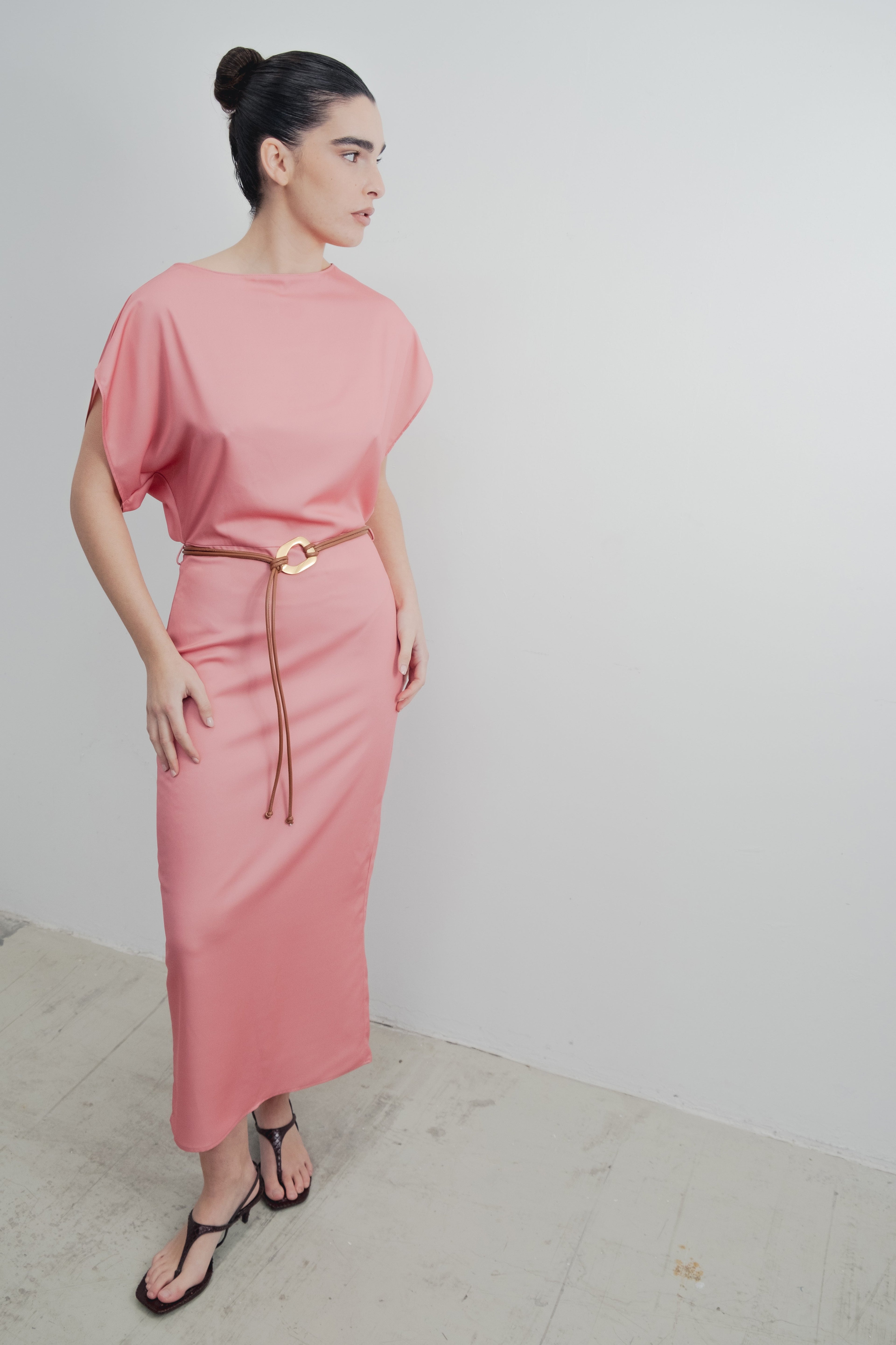 VESTIDO MIDI DE CETIM COM CINTO
