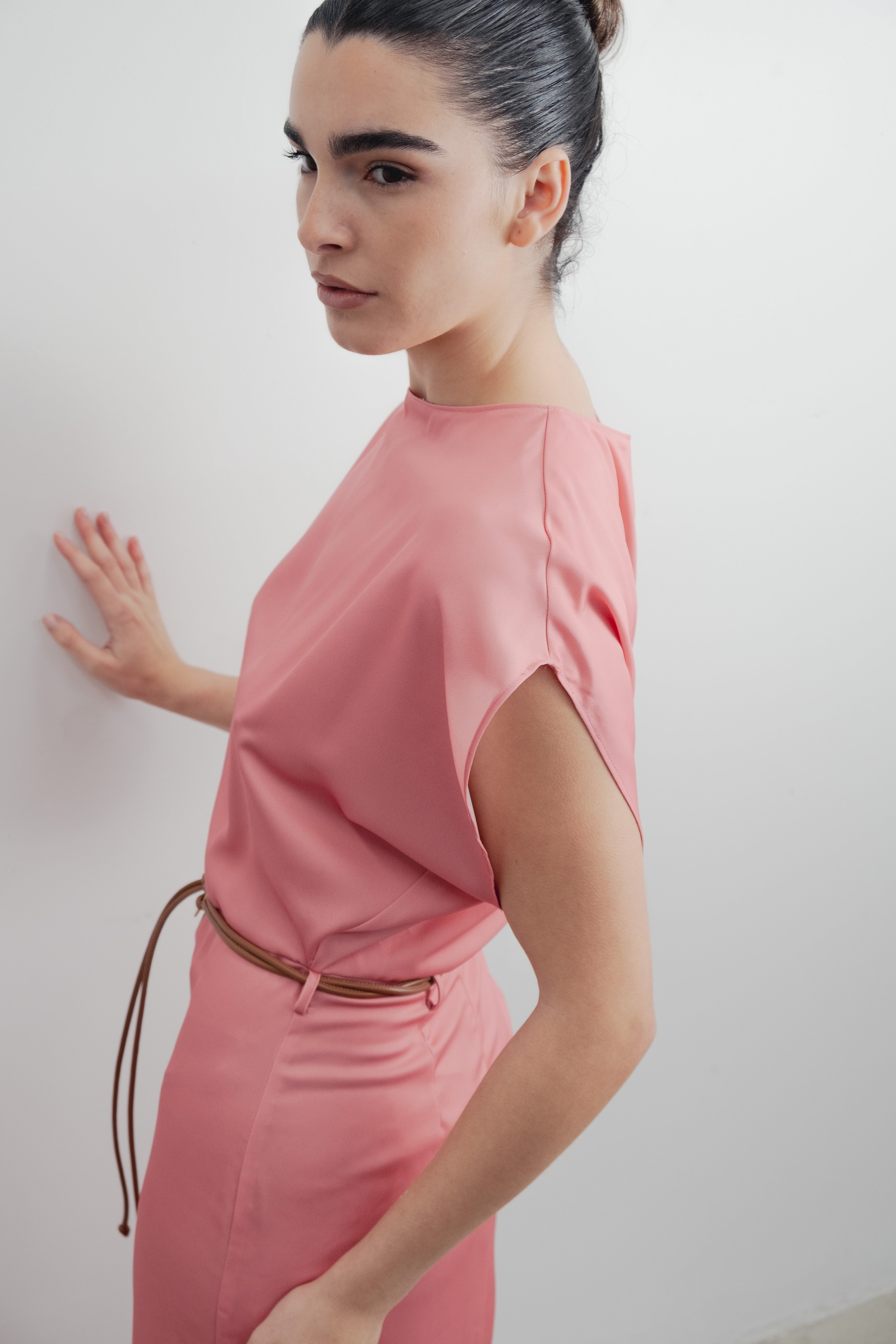 VESTIDO MIDI DE CETIM COM CINTO