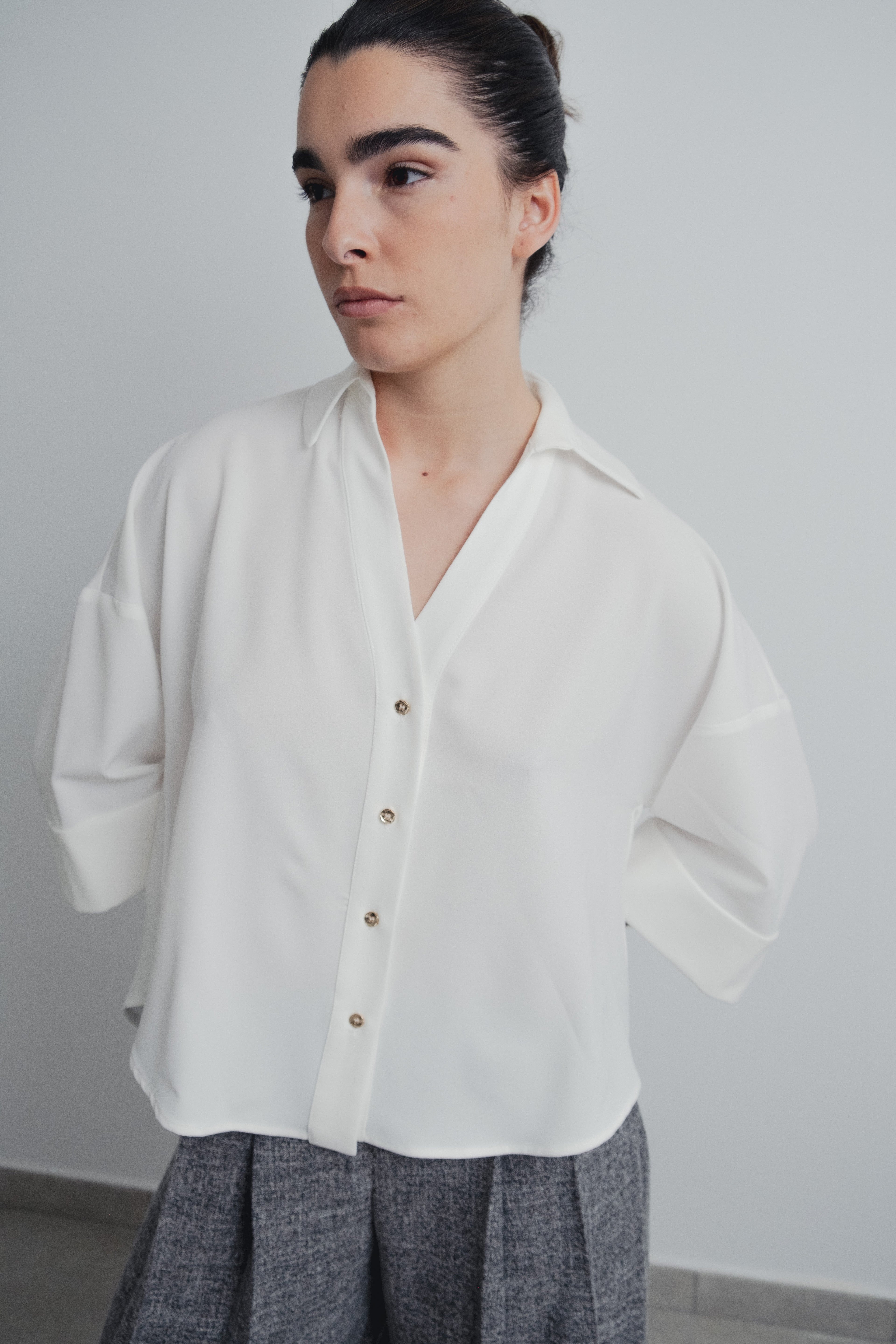 CAMISA COM MANGAS ARREGADAS