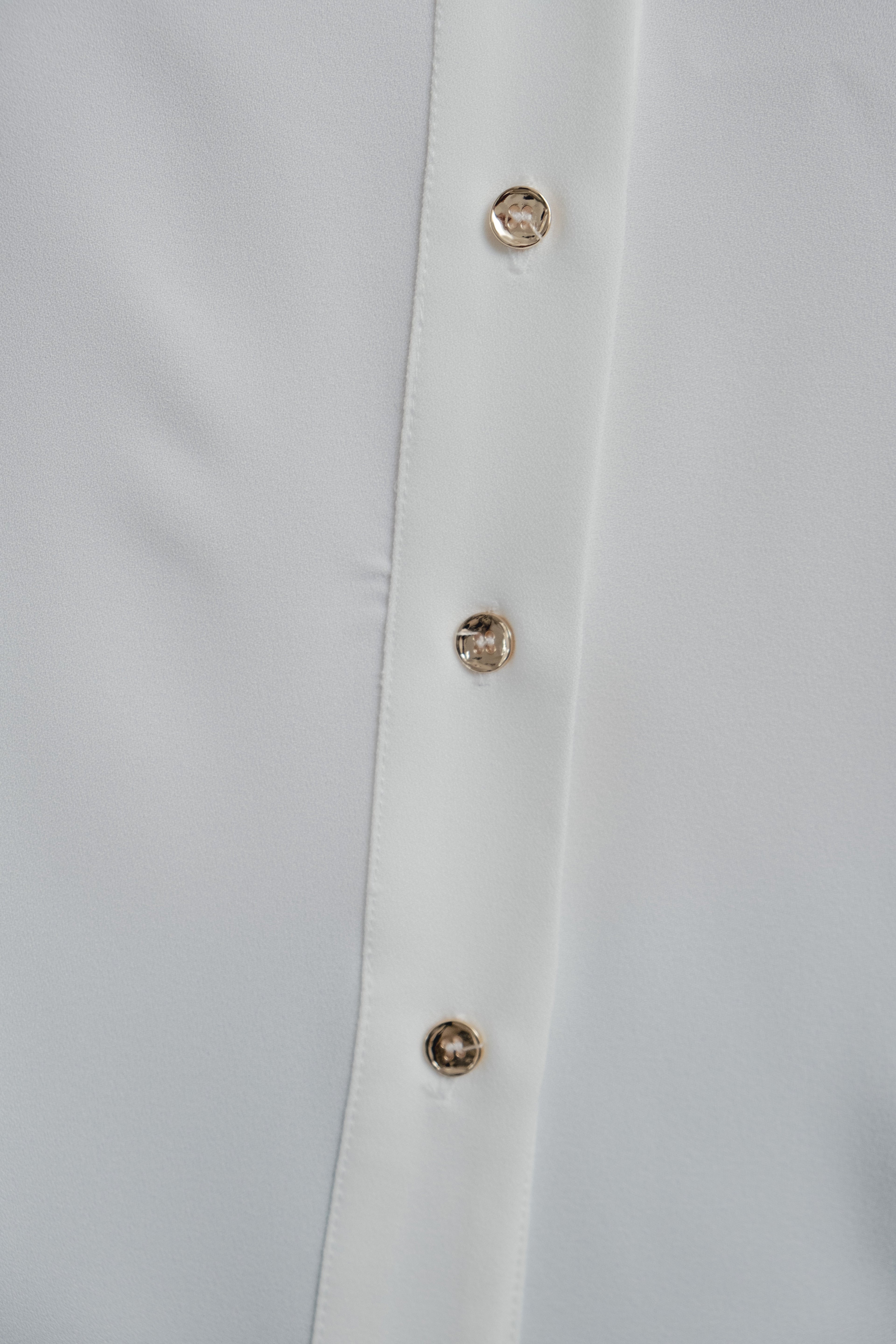CAMISA COM MANGAS ARREGADAS