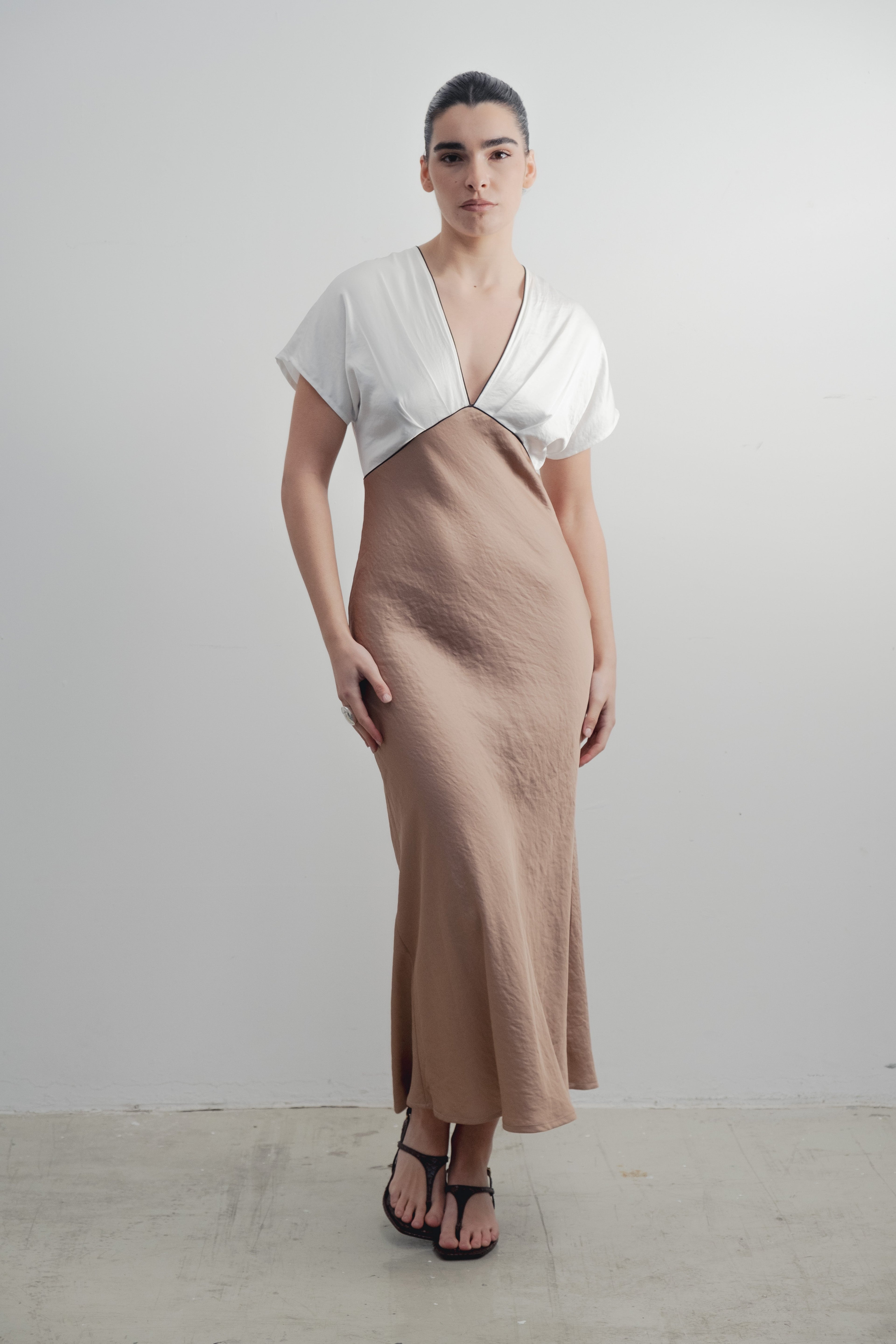 VESTIDO DE CETIM COM DETALHES CONTRASTANTES