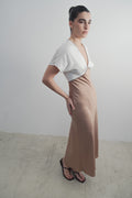 VESTIDO DE CETIM COM DETALHES CONTRASTANTES