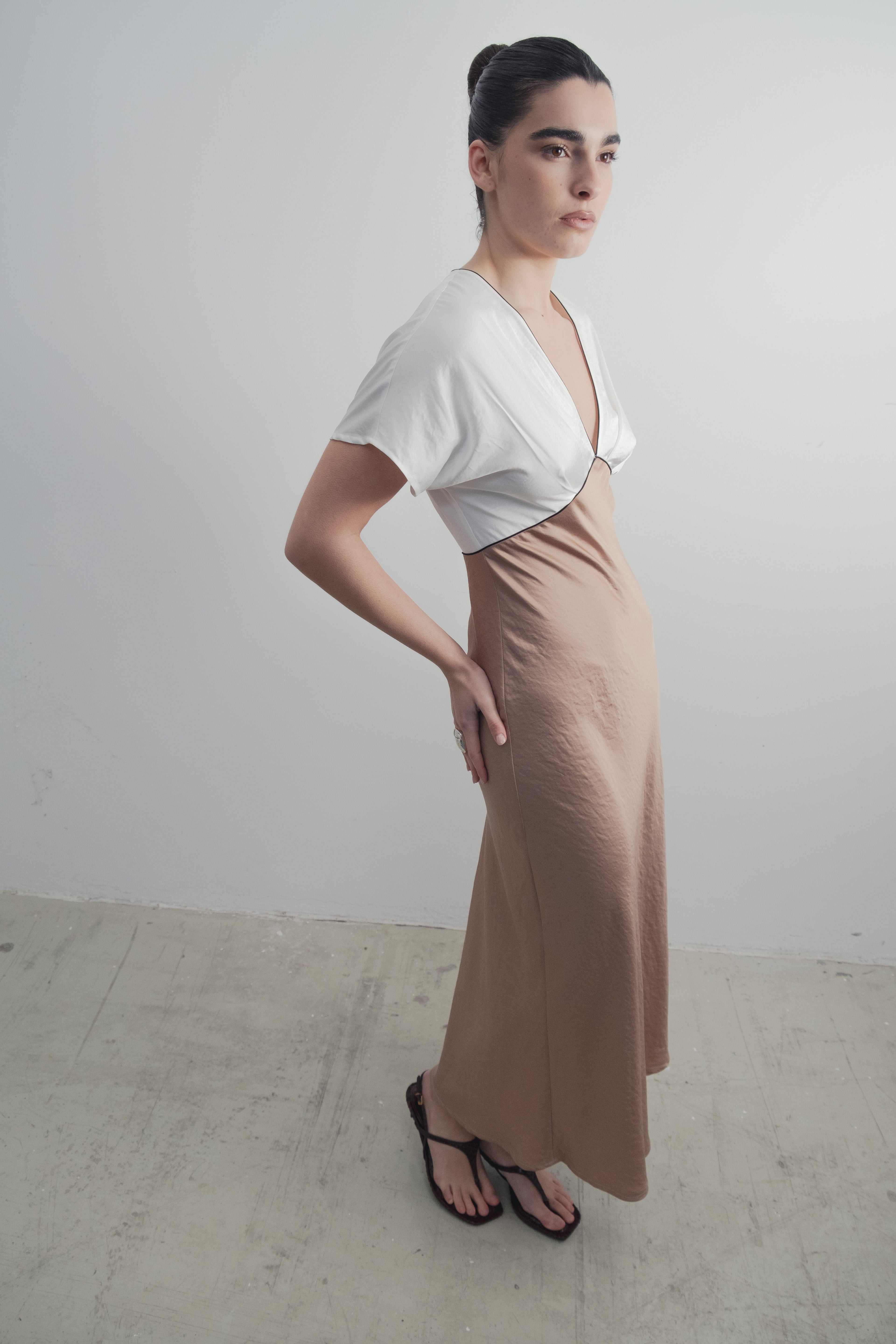 VESTIDO DE CETIM COM DETALHES CONTRASTANTES