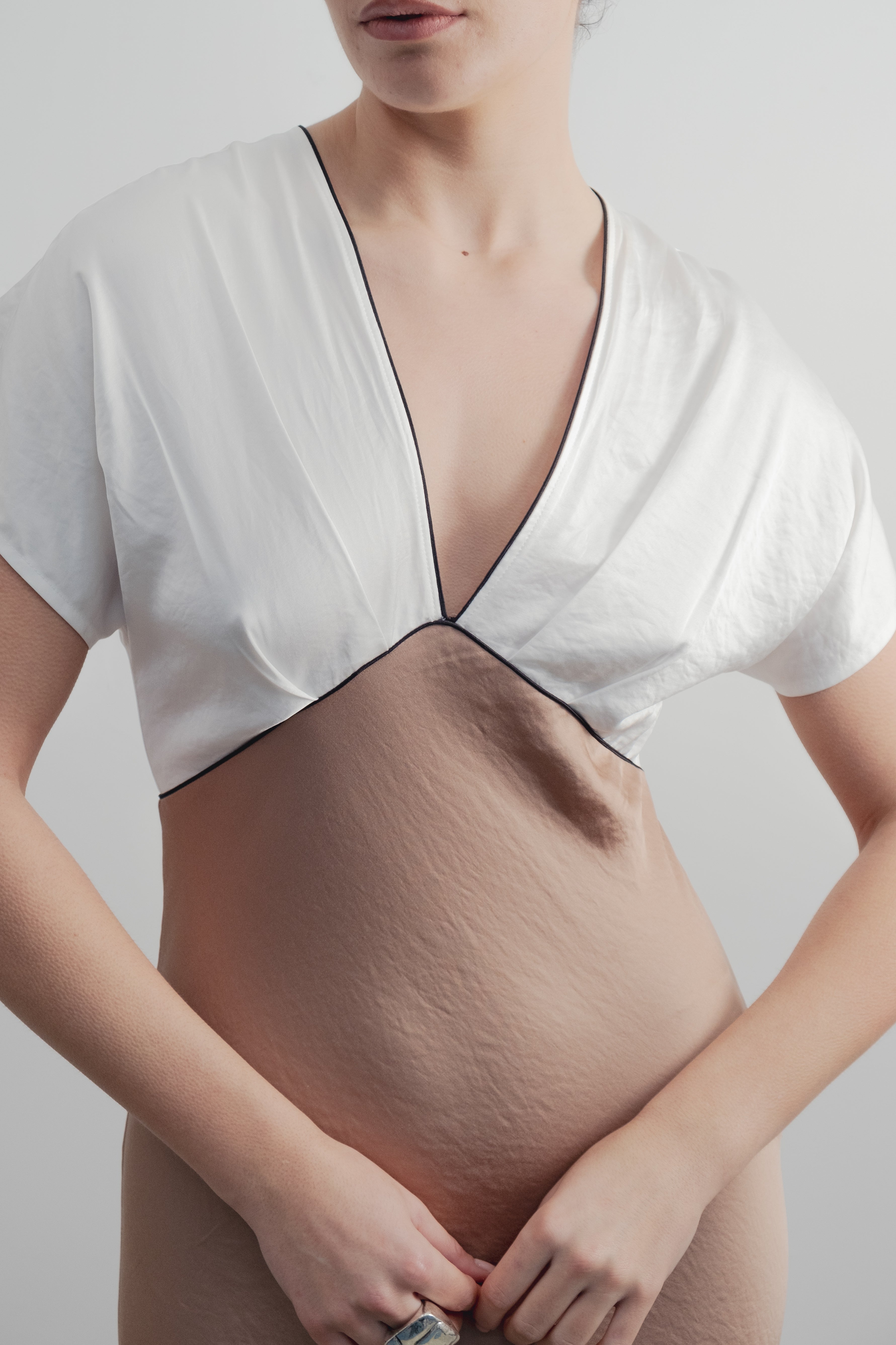 VESTIDO DE CETIM COM DETALHES CONTRASTANTES
