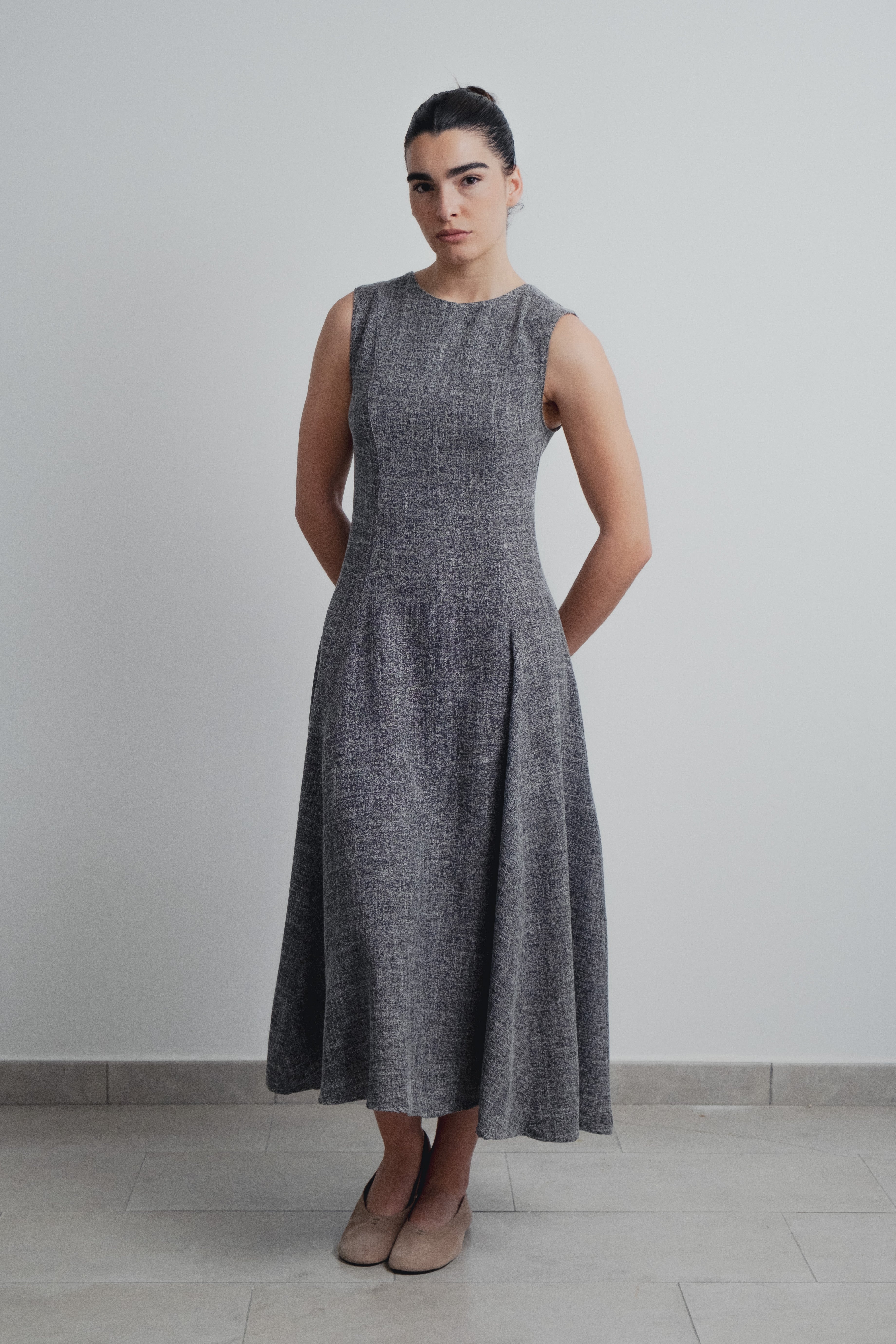 VESTIDO MIDI COM ESTRUTURA