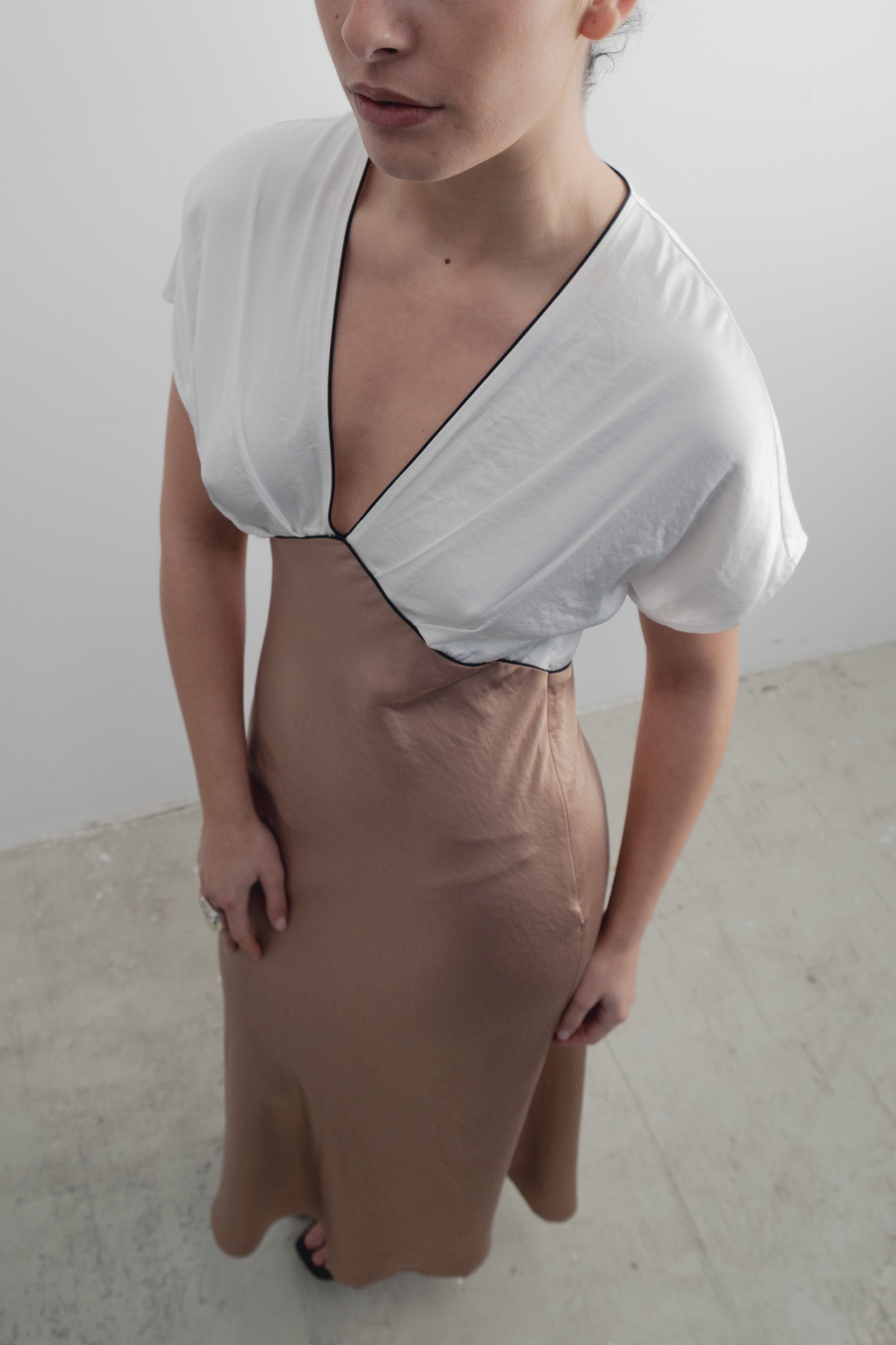 VESTIDO DE CETIM COM DETALHES CONTRASTANTES