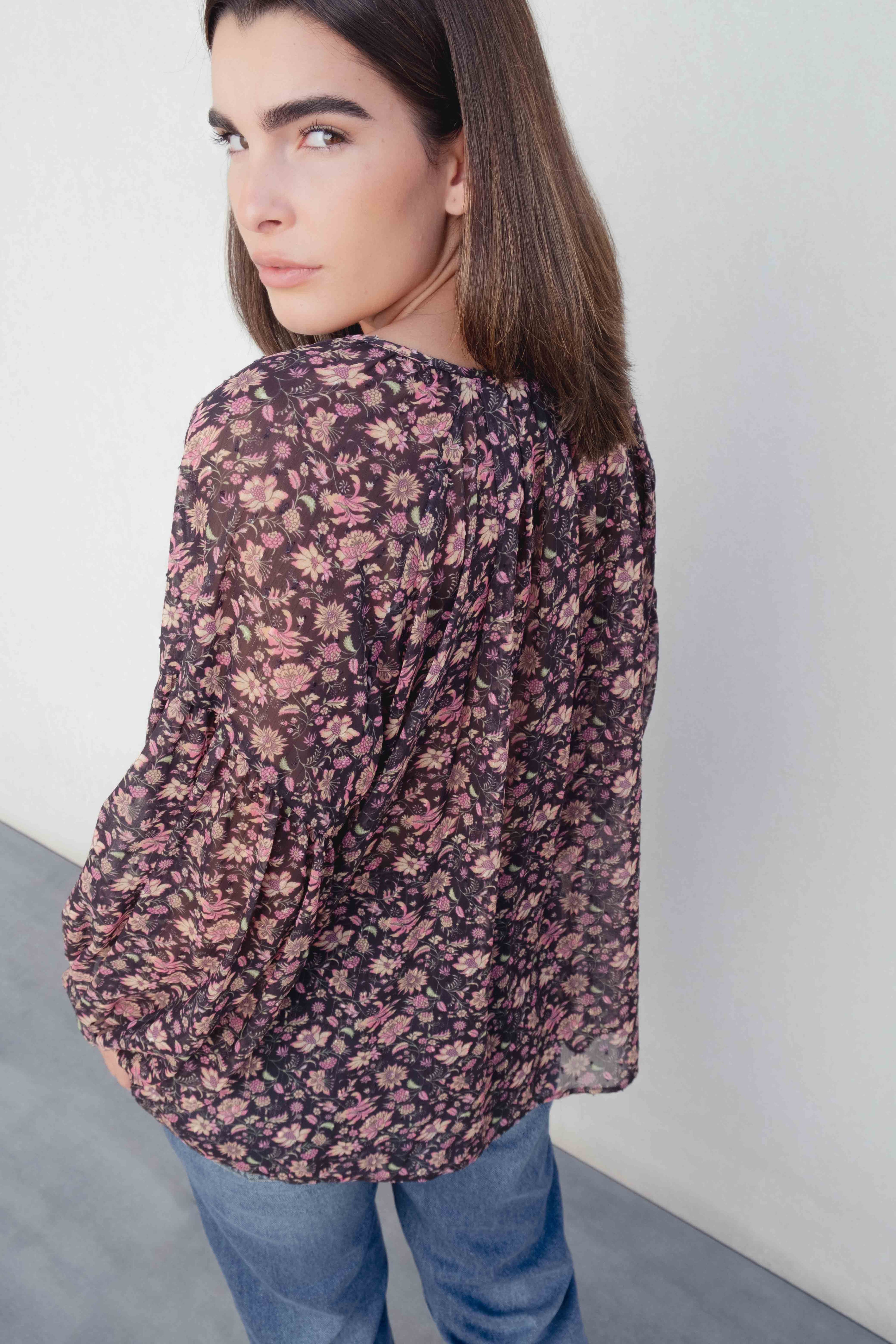 BLUSA ESTAMPADA SEMITRANSPARENTE