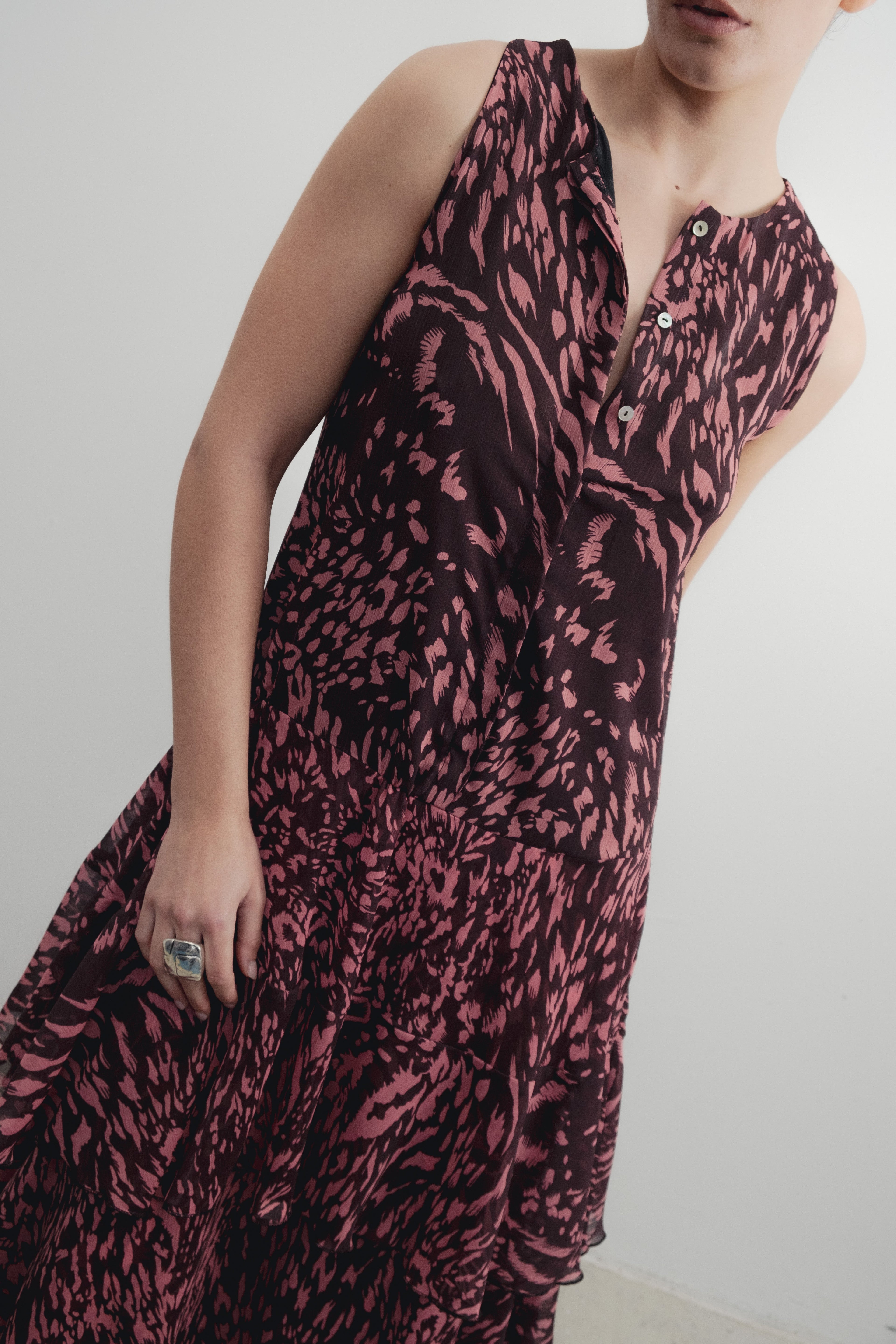 VESTIDO COMPRIDO ESTAMPADO COM FOLHOS