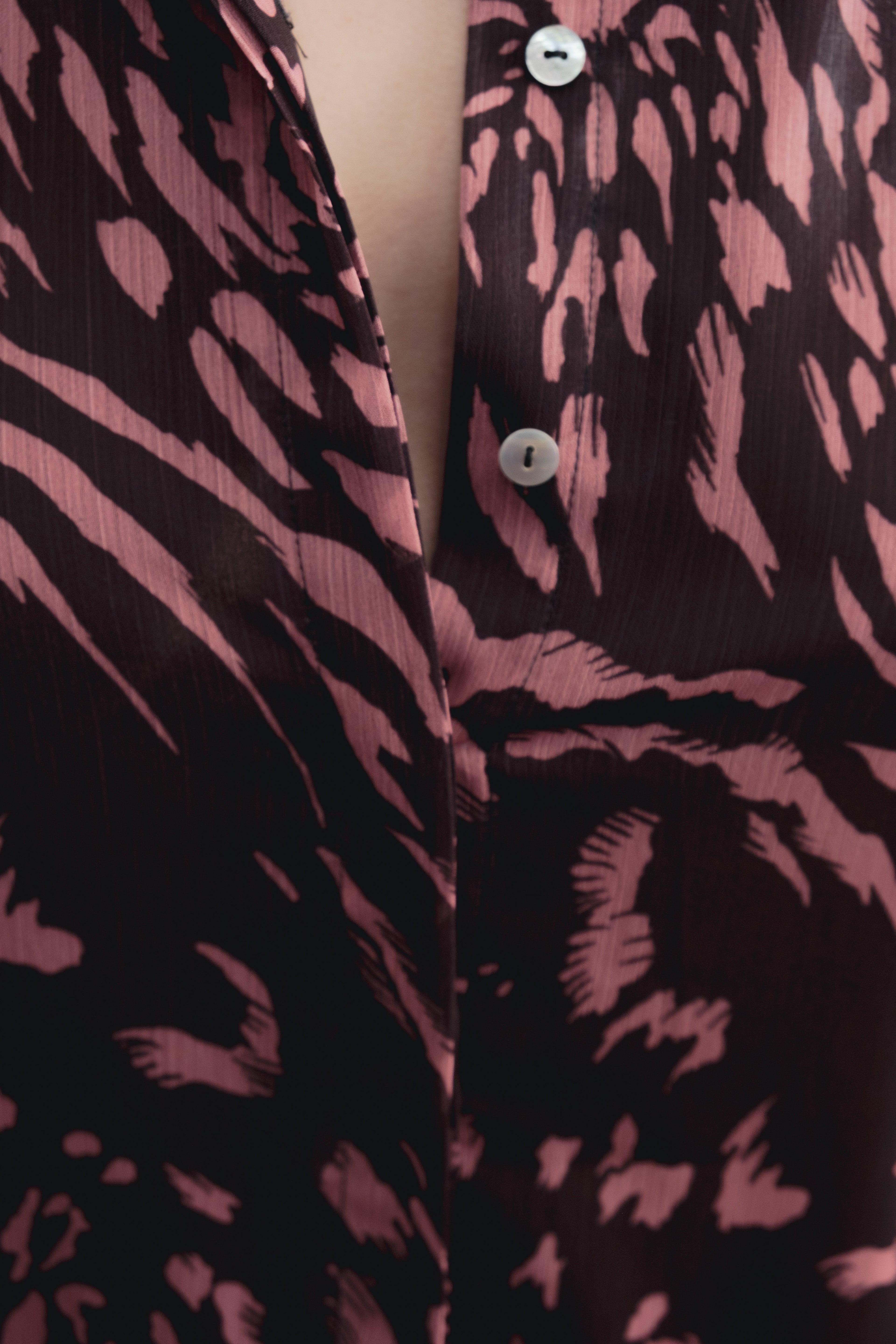VESTIDO COMPRIDO ESTAMPADO COM FOLHOS
