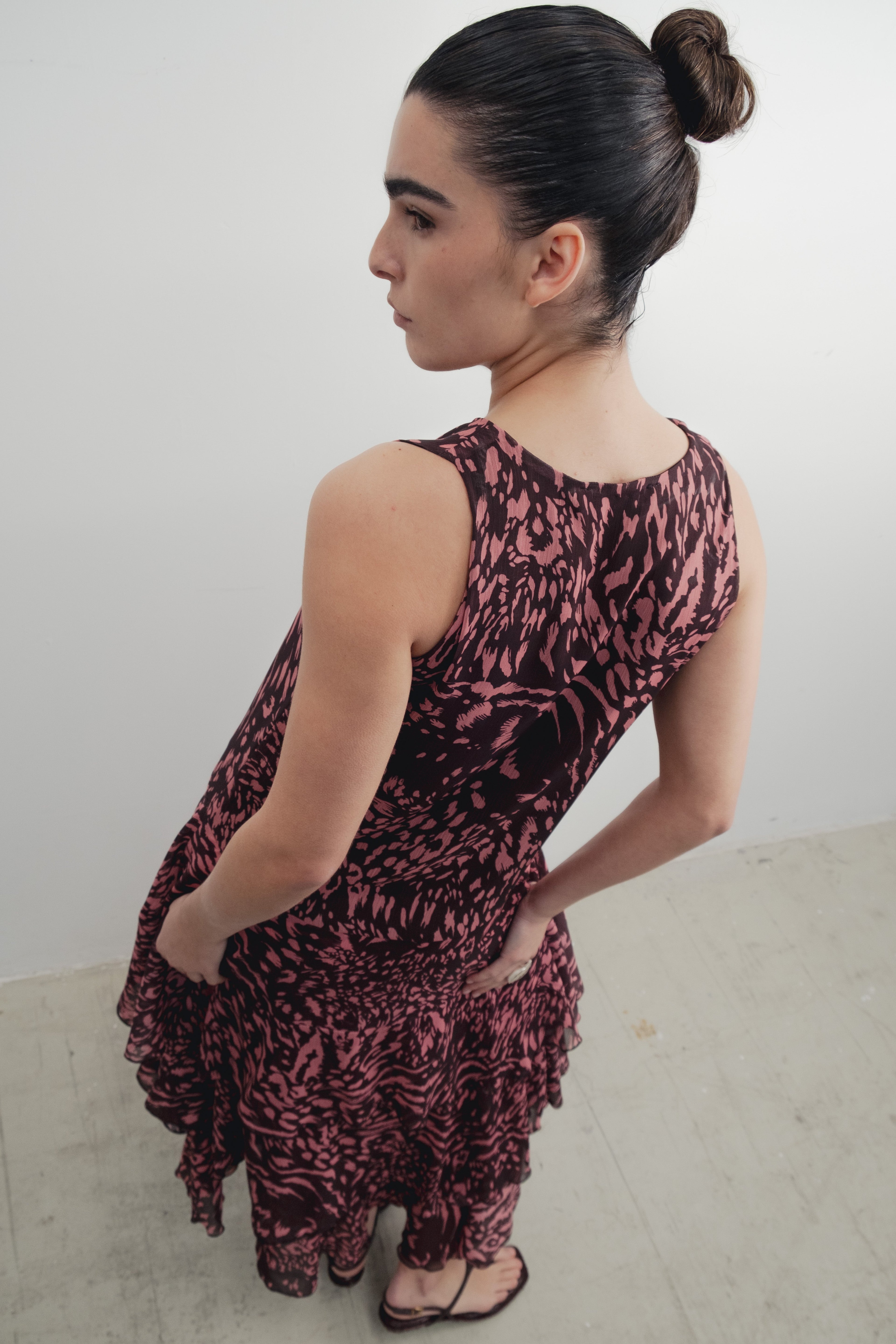 VESTIDO COMPRIDO ESTAMPADO COM FOLHOS