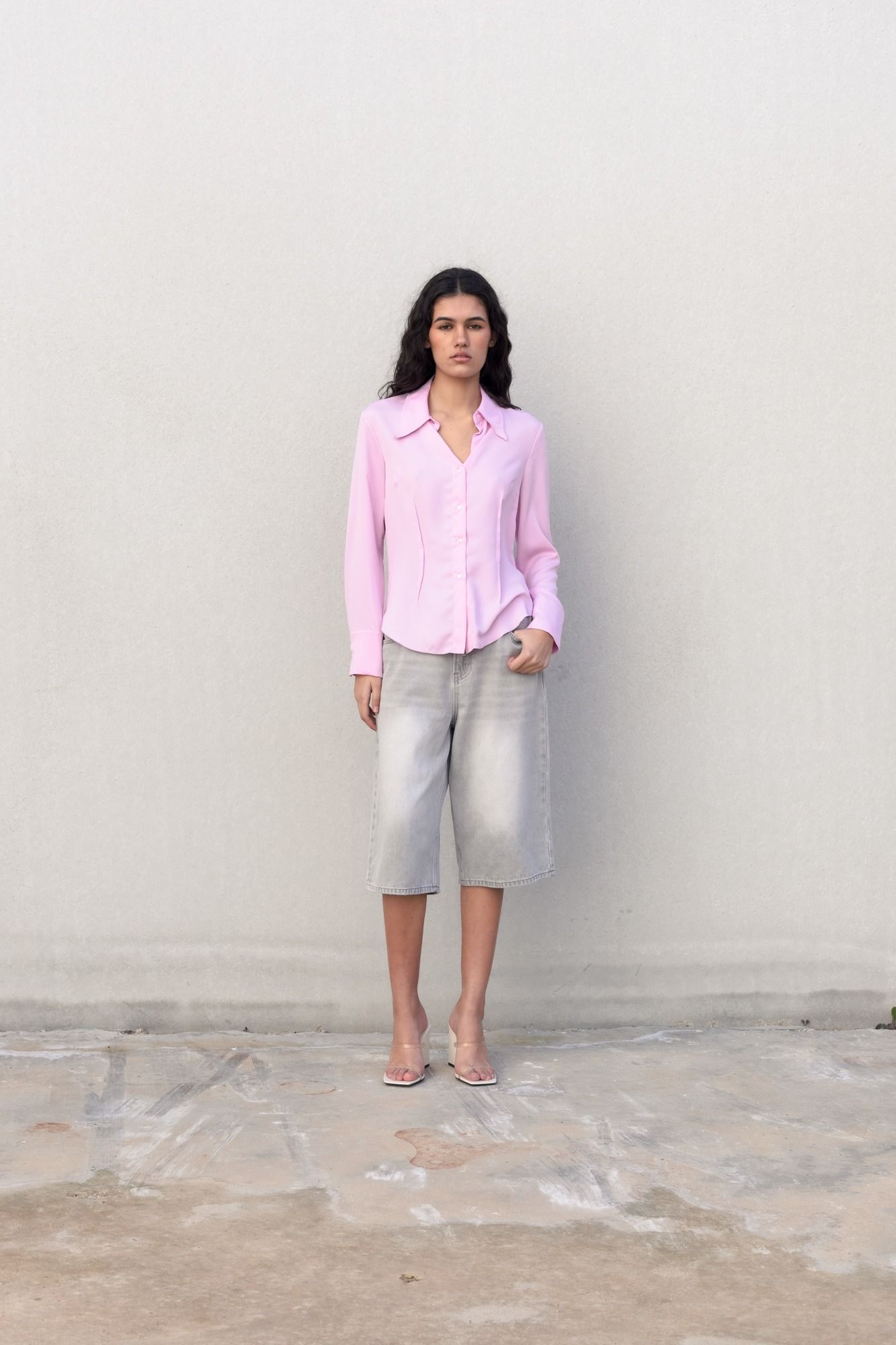 CAMISA AJUSTADA COM PENCES