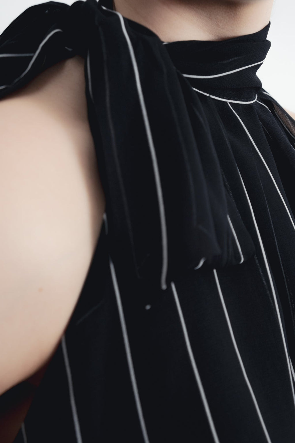 BLUSA SUPERIOR COM LAÇO LISTRADO