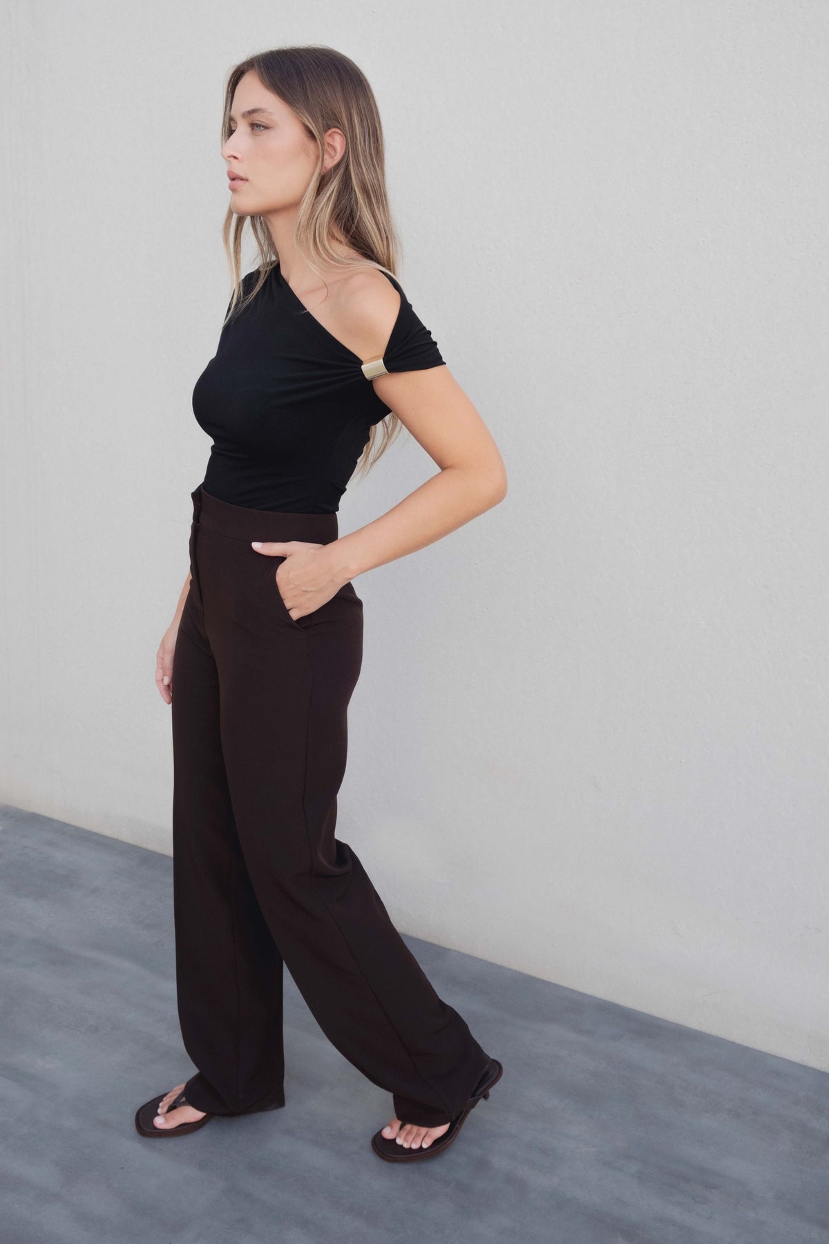 BLUSA COM APLIQUE SUPERIOR ASSIMÉTRICO