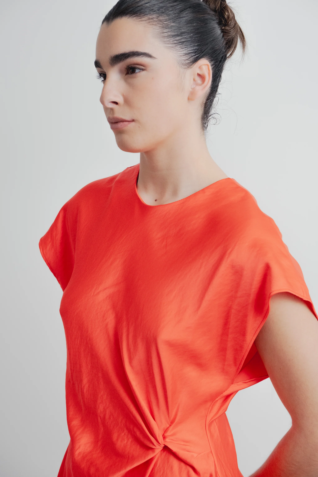VESTIDO COM NÓ FRONTAL