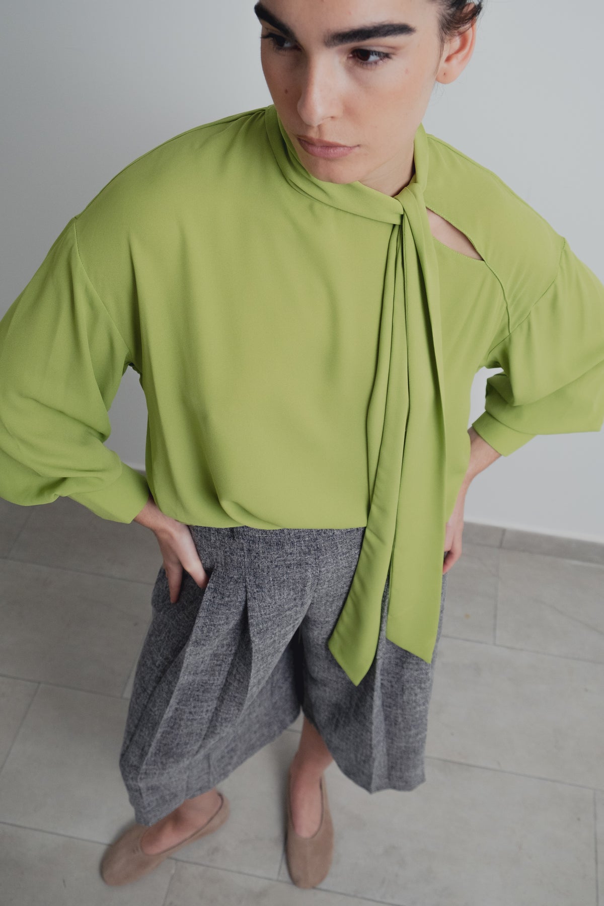 CAMISA VERDE COM LAÇO