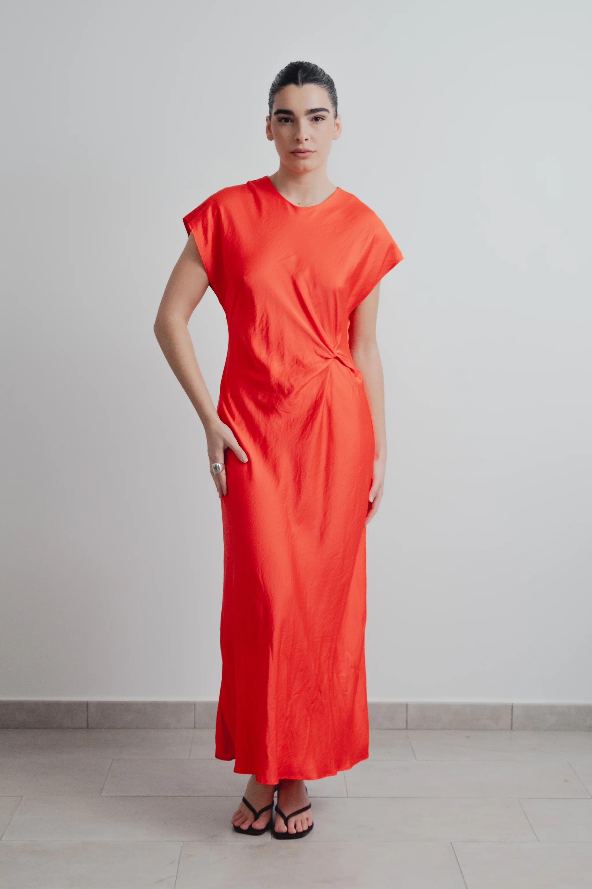 VESTIDO COM NÓ FRONTAL