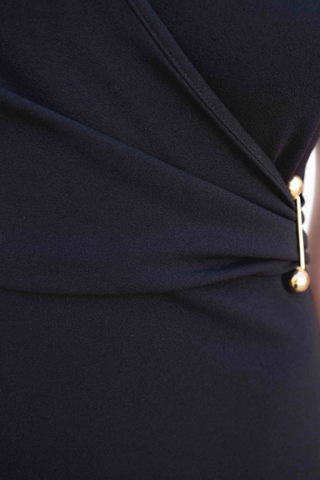 VESTIDO MIDI DE MALHA COM APLICAÇÃO DOURADA