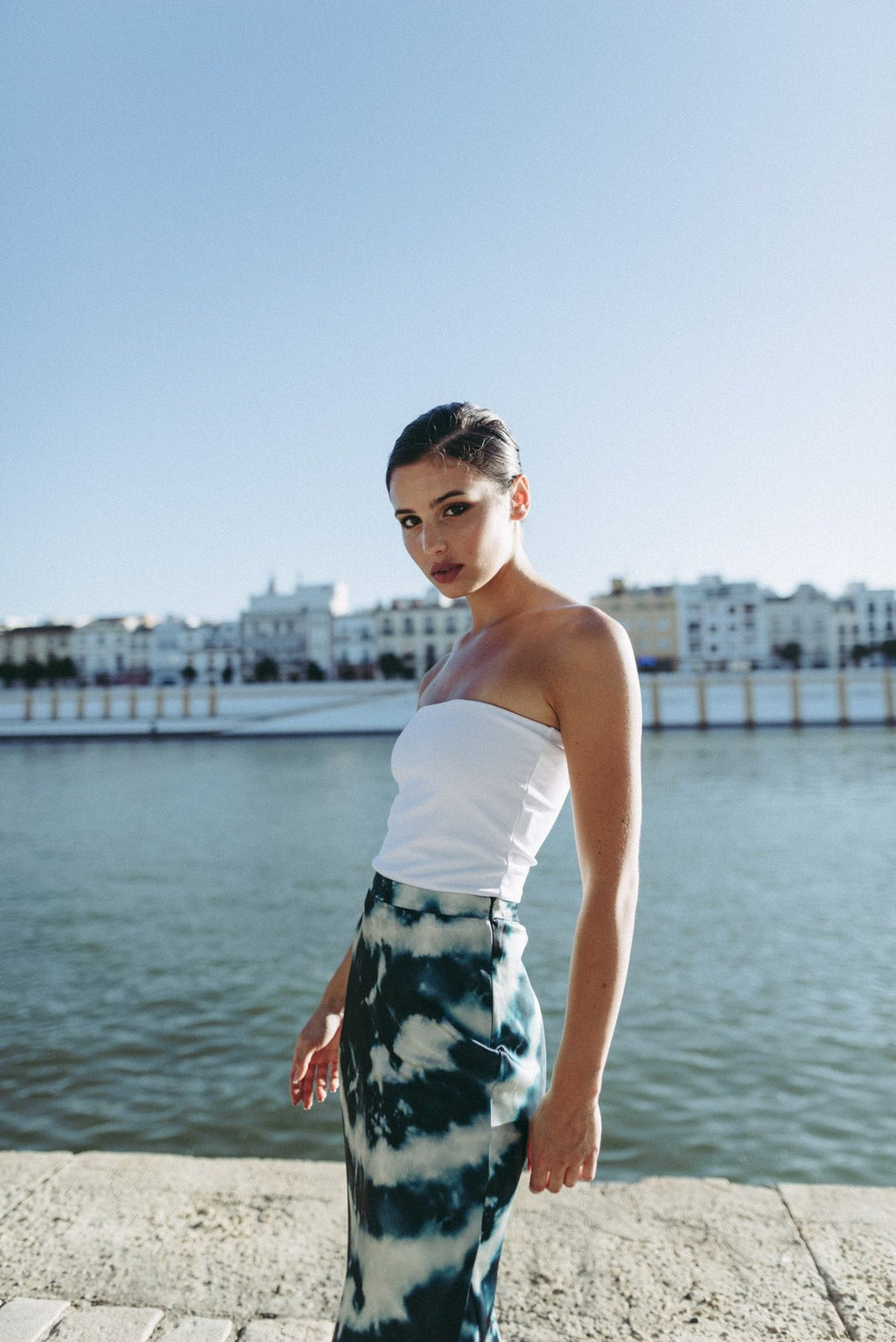 SAIA MIDI ACETINADA ESTAMPADA TIE-DYE