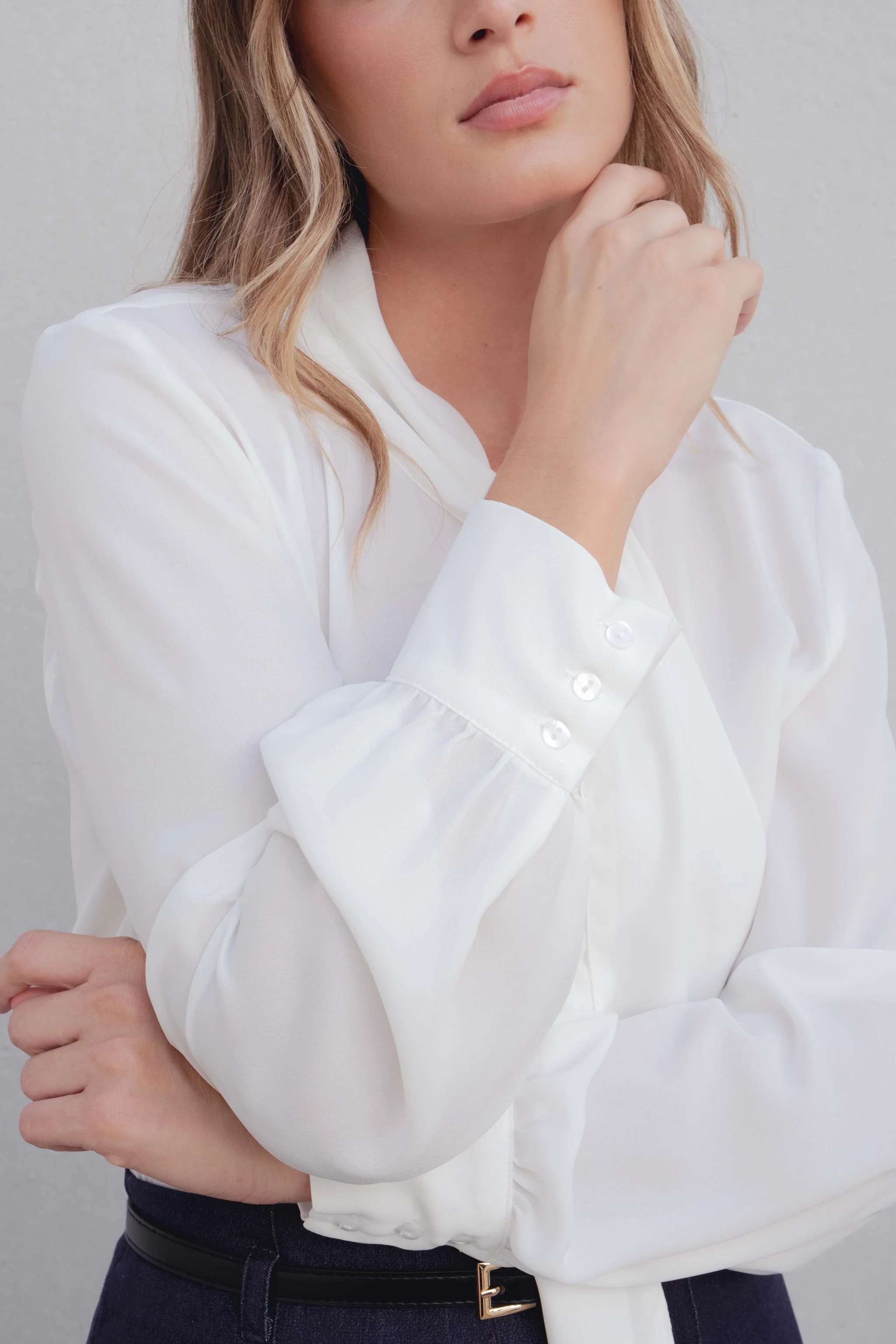 BLUSA COM LAÇO NO PESCOÇO