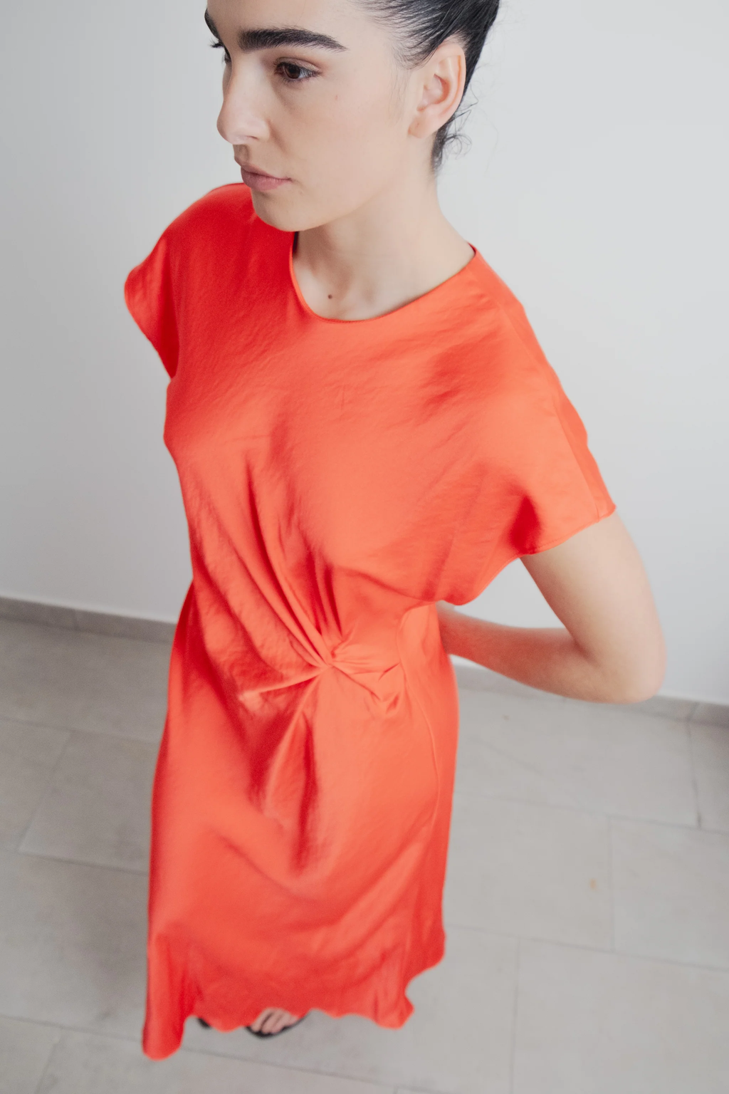 VESTIDO COM NÓ FRONTAL