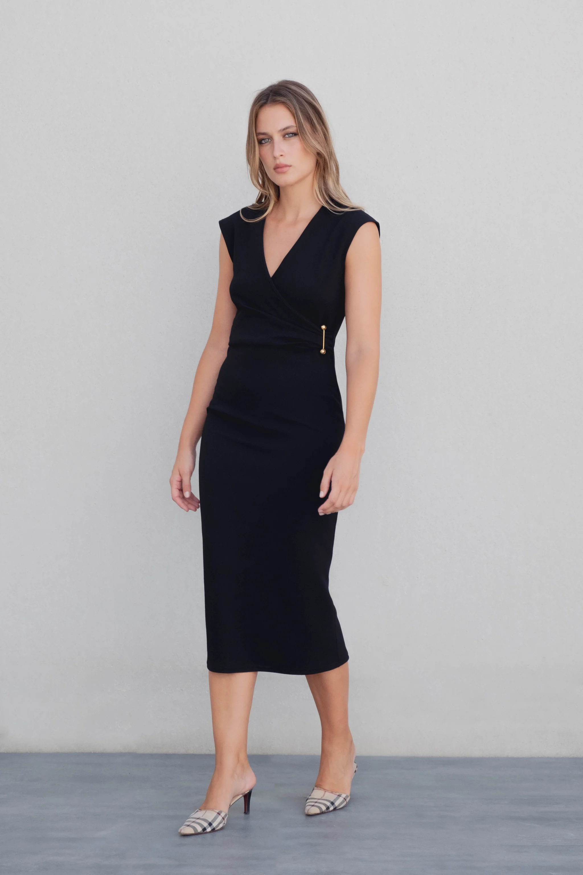 VESTIDO MIDI DE MALHA COM APLICAÇÃO DOURADA