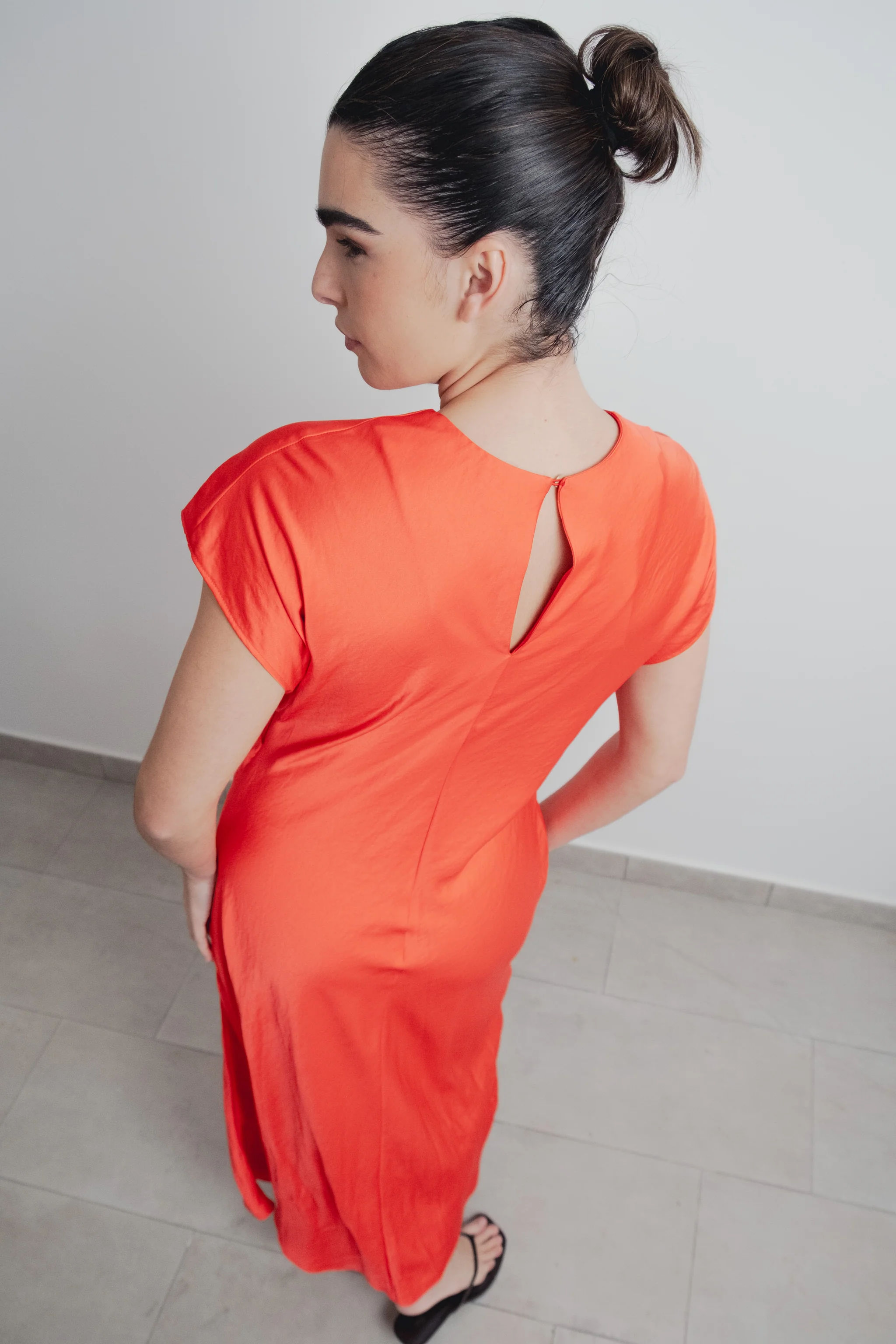 VESTIDO COM NÓ FRONTAL