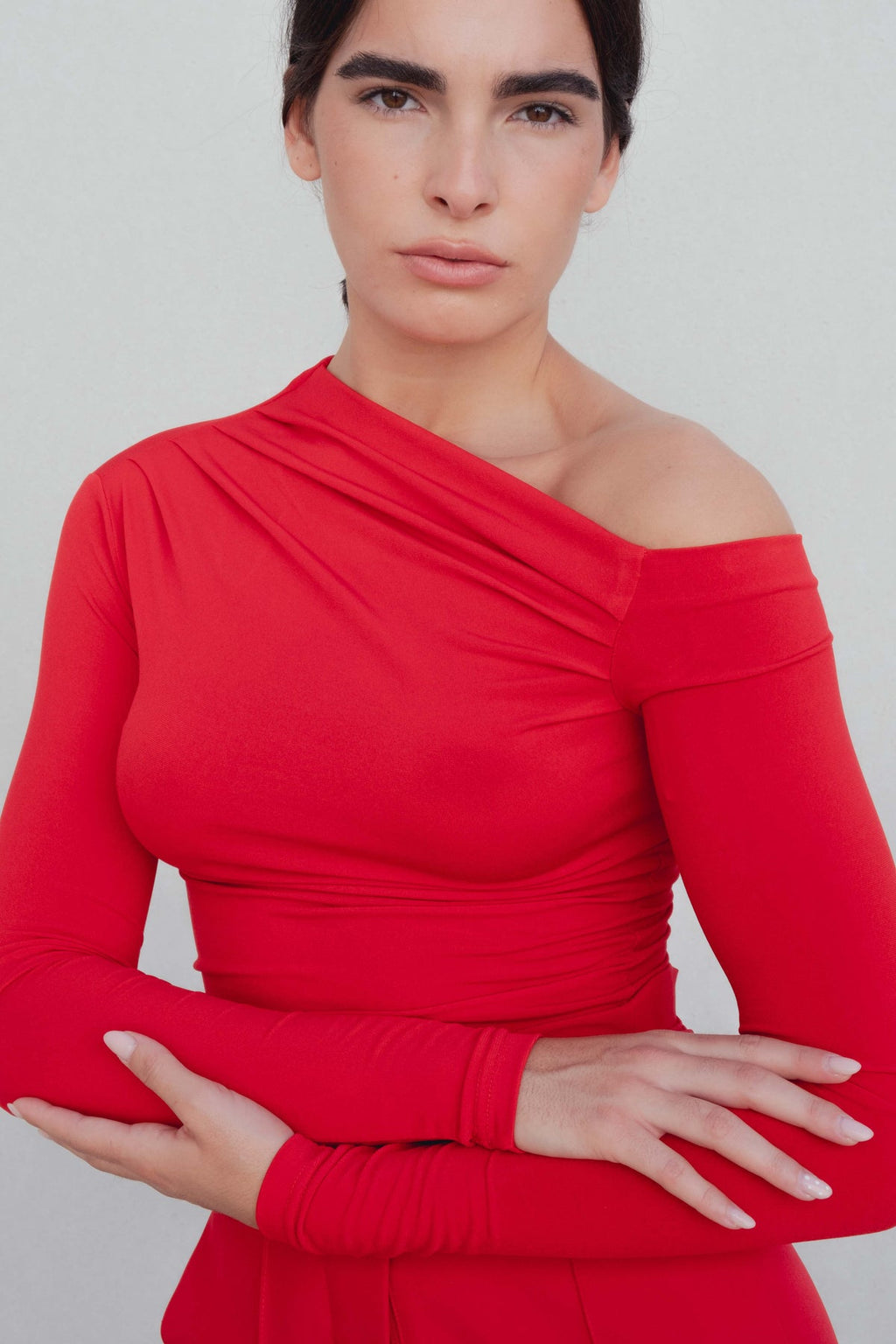 BLUSA ASSIMÉTRICA COM PREGAS