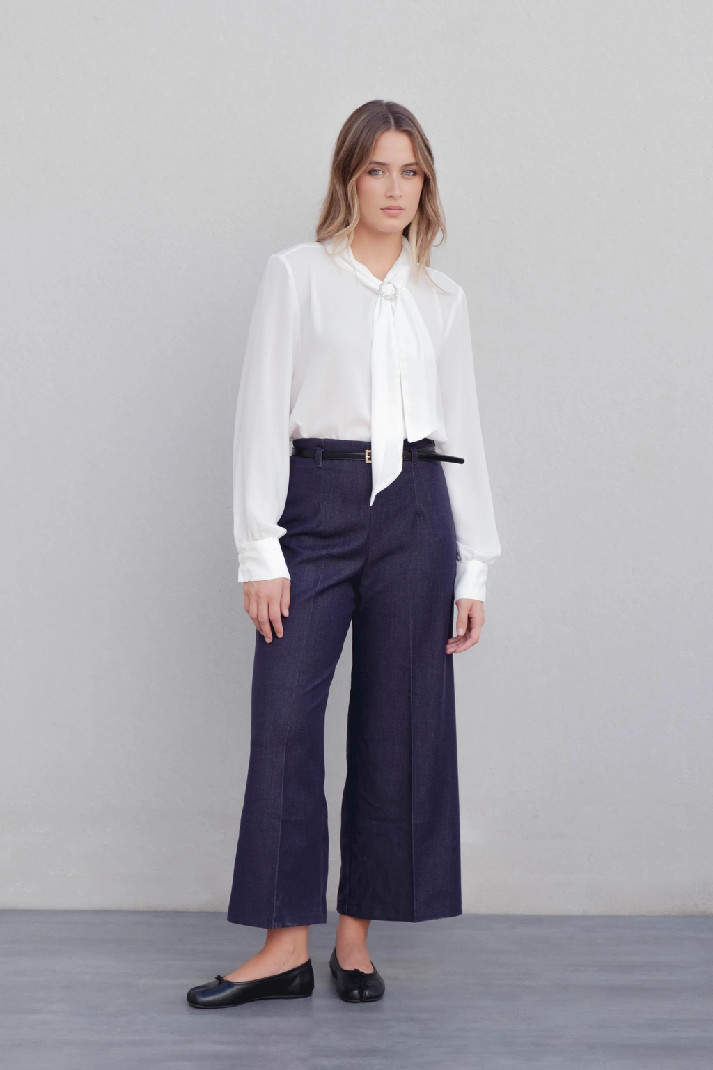 BLUSA COM LAÇO NO PESCOÇO