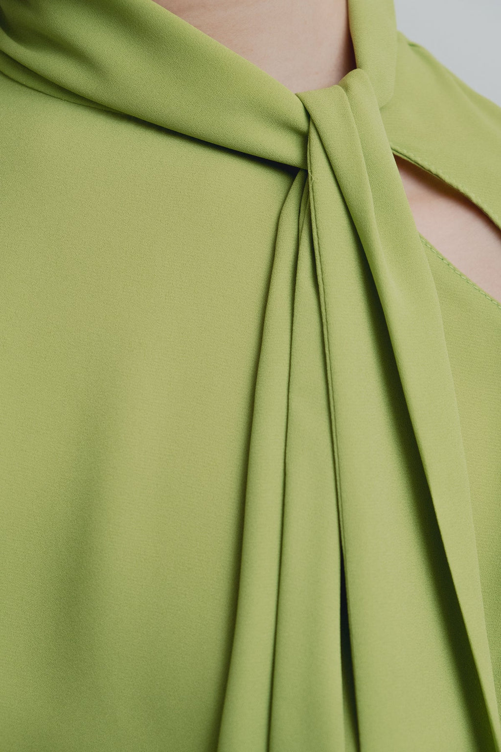 CAMISA VERDE COM LAÇO
